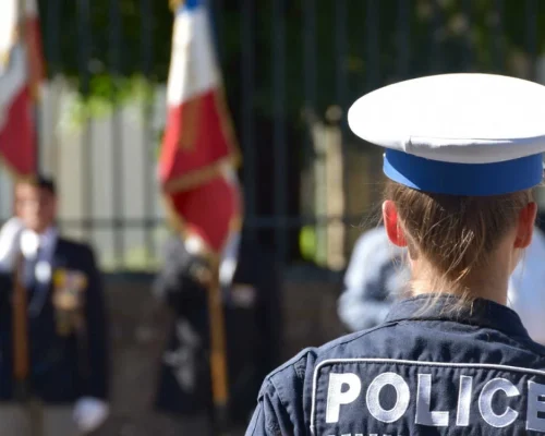 Policier de dos lors d'une cérémonie