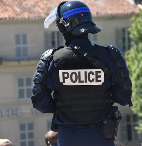 Policier de dos avec casque